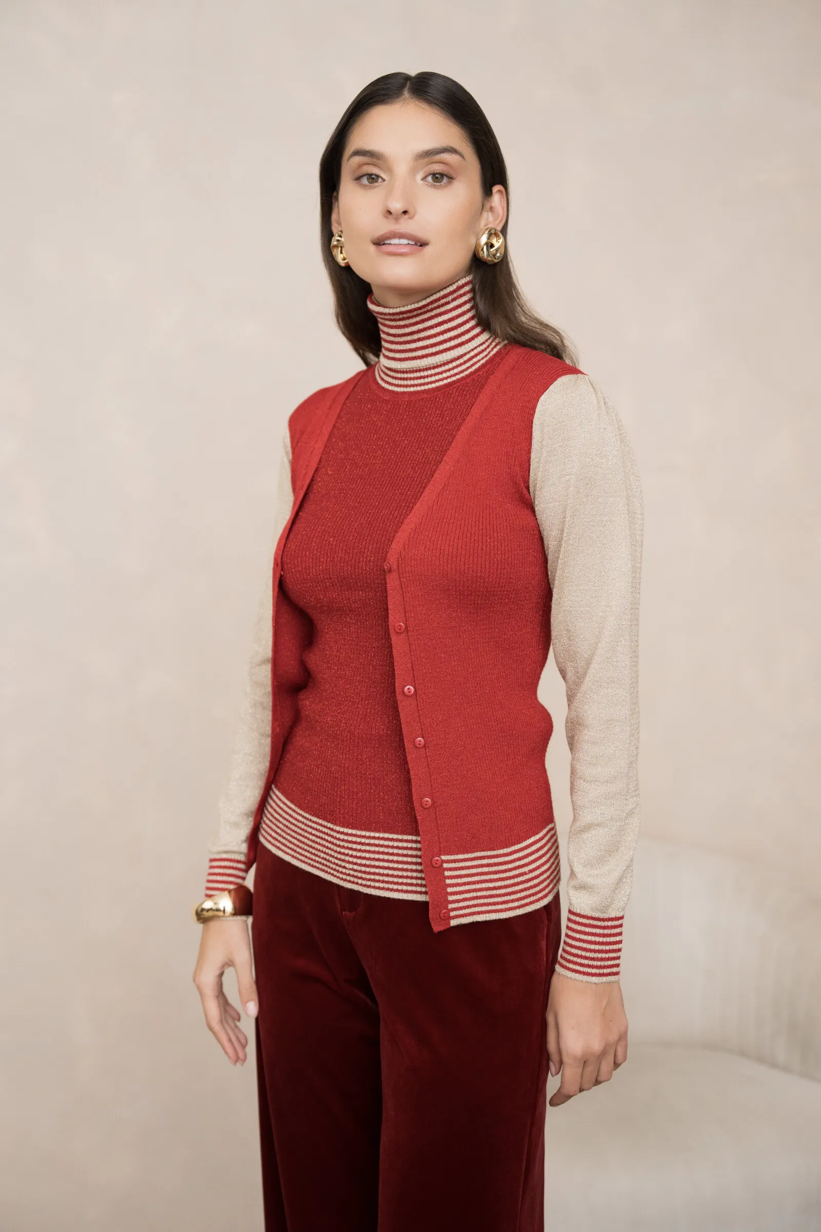 Ärmelloser zweifarbiger Rollkragenpullover aus Lurex